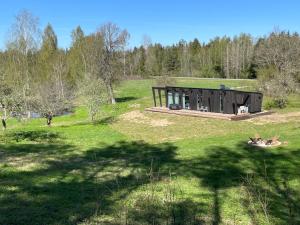 une cabine au milieu d'un champ arboré dans l'établissement Tondikaku Holiday Home, à Otepää