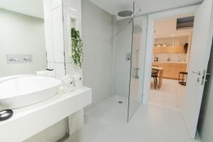 Koupelna v ubytování Almogim Suites Eilat Hotel