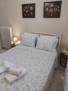 Postel nebo postele na pokoji v ubytování Ermionis home