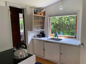 A kitchen or kitchenette at Cozy Summer House Close To The Beach,