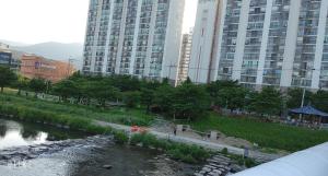YangsanにあるRamadhan guest houseの高層建築の川