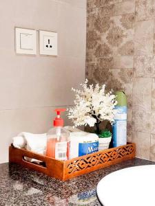 uma casa de banho com uma bandeja de produtos de higiene pessoal no balcão em Premium 1bed apt CNTRL Minimal and cozy em Lahore