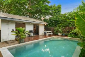 ein Pool vor einem Haus in der Unterkunft Beachside Traditional Queenslander - Close to City in Machans Beach