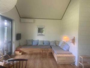 uma sala de estar com um sofá e uma mesa em Summer House In An Idyllic Coastal Area, em Højby