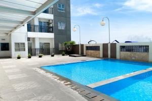een zwembad voor een gebouw bij OYO 93940 Apartemen Mekarwangi Square By Lina in Bandung