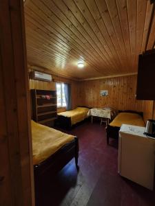 Rúm í herbergi á Guest House in Ureki