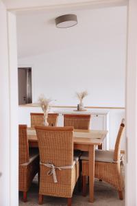 GillenfeldにあるFerienanlage Villa Maareのダイニングルーム(木製テーブル、椅子付)