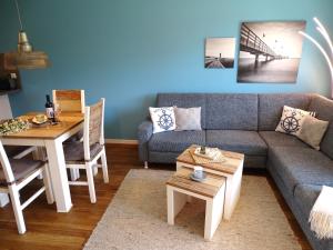 a living room with a couch and a table at Gode Wind Quartiere 2 in Dahme