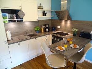 a kitchen with a table with a plate of oranges on it at Gode Wind Quartiere 2 in Dahme