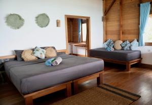 Tempat tidur dalam kamar di Villa Mentawai