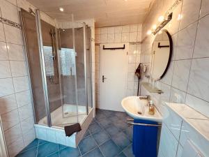a bathroom with a shower and a sink at Ferienwohnungen Weingut Kilburg in Brauneberg +14 photos