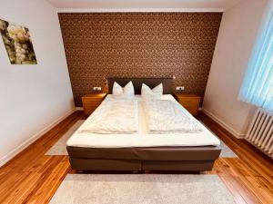 1 dormitorio con 1 cama grande en una habitación en Ferienwohnungen Weingut Kilburg, en Brauneberg