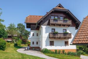 Casa blanca con techo de madera y balcón en Bauerborchardt - Urlaub am Bauernhof bei Familie Borchardt en Wernberg