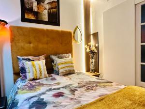 パリにあるLuxury Studio design by KENZOのベッドルーム1室(ベッド1台、ヘッドボード、枕付)