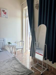 ein Schlafzimmer mit einem Bett, einem Stuhl und einem Tisch in der Unterkunft Homestay tiên tri 01 in Ly Son