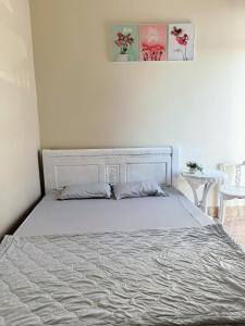 sypialnia z białym łóżkiem w pokoju w obiekcie Homestay tiên tri 01 w mieście Ly Son