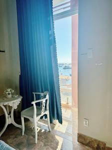 een kamer met een raam met uitzicht op de oceaan bij Homestay tiên tri 01 in Ly Son