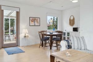 TV a/nebo společenská místnost v ubytování Holiday Home Near Beautiful White Sandy Beaches + 18 fotografií