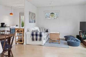 Posezení v ubytování Holiday Home Near Beautiful White Sandy Beaches