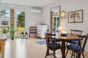 Posezení v ubytování Holiday Home Near Beautiful White Sandy Beaches