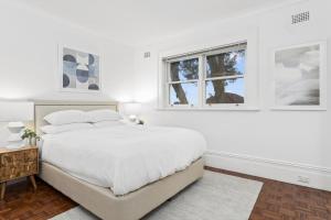 Postel nebo postele na pokoji v ubytování Tranquil Living in Victorian Style Apartment