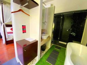 Koupelna v ubytování Venus- 1br pvt pool villa in kuta By iLys Collection