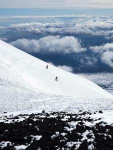 2 personnes sont en train de skier sur une montagne enneigée dans l'établissement Casa Delle Camelie, à Piano