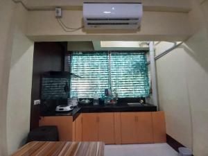una pequeña cocina con fregadero y ventana en Condo for Rent - Cagayan de Oro, en Cagayan de Oro