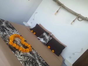 eine Schachtel mit orangefarbenen Blumen darauf in der Unterkunft EDEN Eco-Villas with Private Pool and Panoramic Sea View - ADULT ONLY in Nusa Penida