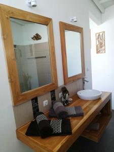 ein Badezimmer mit Waschbecken und Spiegel in der Unterkunft EDEN Eco-Villas with Private Pool and Panoramic Sea View - ADULT ONLY in Nusa Penida