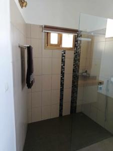 ein Badezimmer mit Dusche mit Glastür in der Unterkunft EDEN Eco-Villas with Private Pool and Panoramic Sea View - ADULT ONLY in Nusa Penida + 33 Fotos