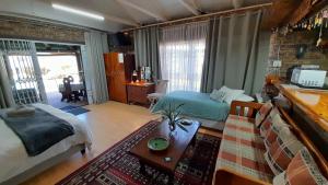 a bedroom with a bed and a living room at Vergenoegd in Panorama