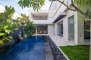 une piscine dans l'arrière-cour d'une maison dans l'établissement Rekso Villa, à Jimbaran
