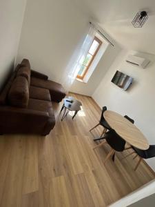 un soggiorno con divano e tavolo di Charmant duplex rénové à neuf a La Voulte-sur-Rhône