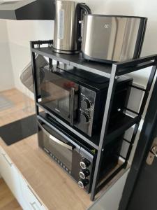 um balcão de cozinha com um micro-ondas e comodidades para preparar café em Charmant duplex rénové à neuf em La Voulte-sur-Rhône