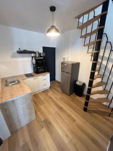 uma cozinha com uma escada em espiral num quarto em Charmant duplex rénové à neuf em La Voulte-sur-Rhône
