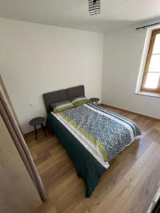 1 dormitorio con cama y ventana en Charmant duplex rénové à neuf en La Voulte-sur-Rhône