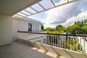Elle comprend un balcon offrant une vue sur le jardin. dans l'établissement Rekso Villa, à Jimbaran