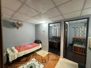 Habitación con 2 camas y espejo. en KENSONS BUDGETSTAY NON AC FREE WIFI and PARKING, en Mangalore