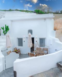 Photo de la galerie de l'établissement Vivid Caves 1 bedroom Cavehouse, à Foinikiá