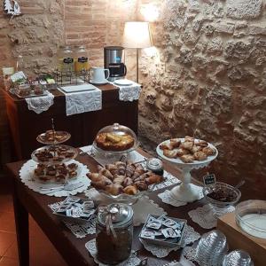 una mesa con muchos tipos diferentes de comida en ella en Borgo Santinovo, en Colle Val D'Elsa