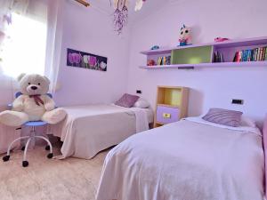 Postel nebo postele na pokoji v ubytování Villa Tres Palmeras en Alfaz del Pi , Albir, Benidorm