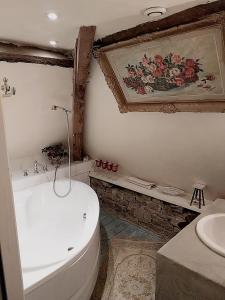 Łazienka z białą toaletą i umywalką w obiekcie Ferme de la Dorvallière w mieście Cavagnac