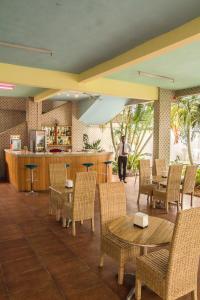 um restaurante com mesa e cadeiras e um balcão em Hotel Belle Cote em Abidjan