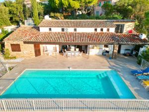 una vista aérea de una casa con piscina en Villa Crystal River, piscine privée & vue mer sur Golfe de Saint Tropez en Saint-Peïre-sur-Mer