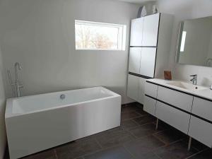 Et badeværelse på Holiday Home In Blokhus