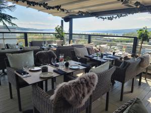 约维克斯坦德古尔冈品质酒店的有桌椅的餐厅，可以欣赏美景