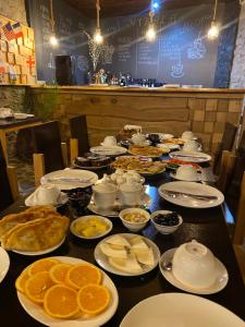 une longue table avec des assiettes de nourriture dans l'établissement Guest House Nikala, à Mestia