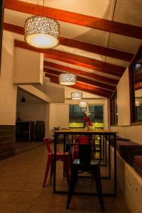 ein Esszimmer mit Tisch, Stühlen und Kronleuchter in der Unterkunft Hotel Avenida en Arica in Arica