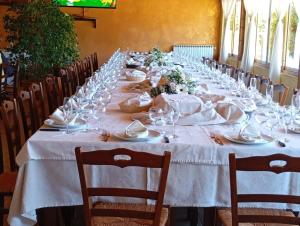 a long table with wine glasses on it at Agriturismo Il Pavone in Torre Lapillo